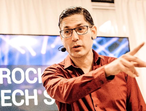 #218: Using Metaphors to Power Up Your Presentations  – Oscar Santolalla, DTM cover image